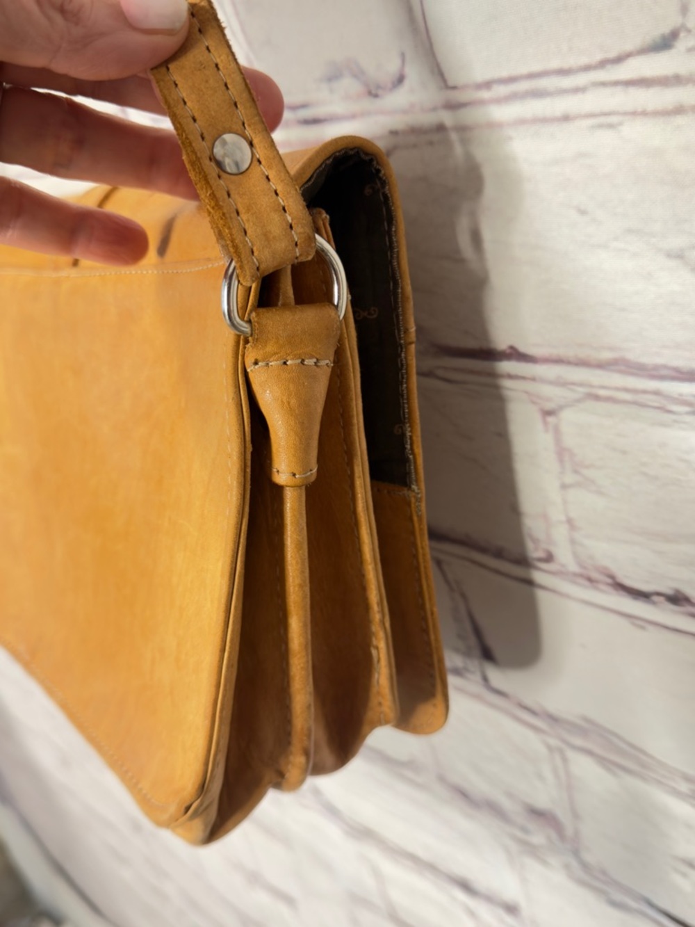 VINTAGE AMERICAN WEST LEATHER TOOLED BUCKLE DETAIL SHOULDERS CROSSBODY BAG TAN - Picture 7 of 15